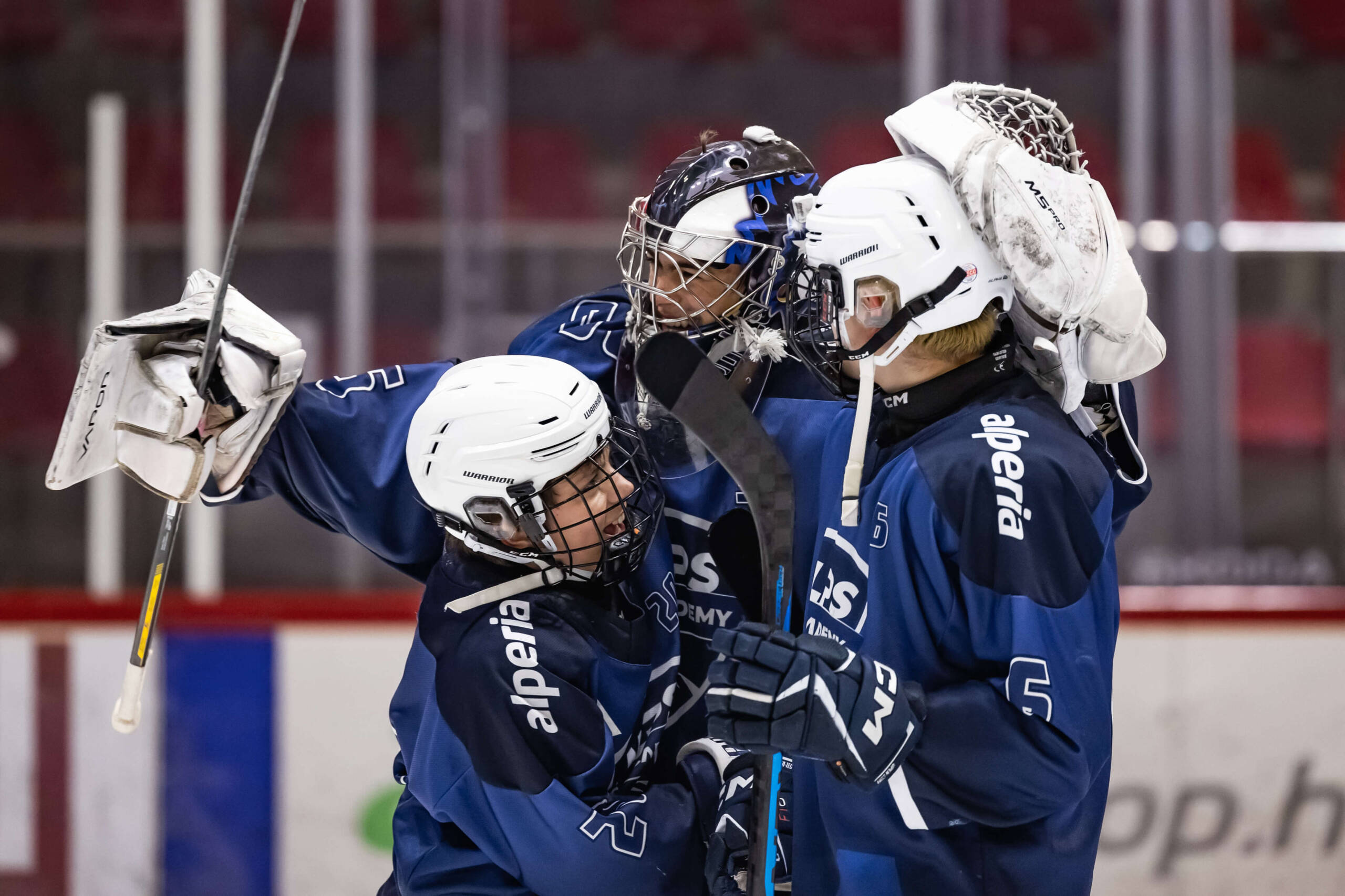 Tre giocatori di hockey sul ghiaccio